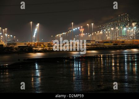 Photographie de nuit du port à conteneurs de Southampton, Southampton, Southampton, Hampshire Eau, England, UK. Banque D'Images