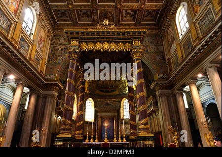 Rome. L'Italie. Vue de la canopée ou baldacchino sur l'autel à l'intérieur de la Basilique de Santa Maria Maggiore. Banque D'Images