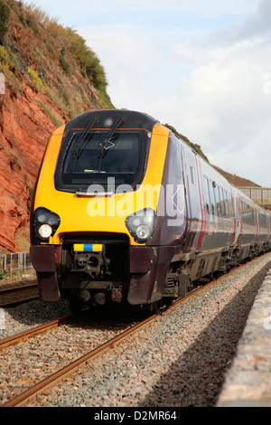 Un Diesel train approche Dawlish, une petite ville sur la côte sud du Devon Banque D'Images