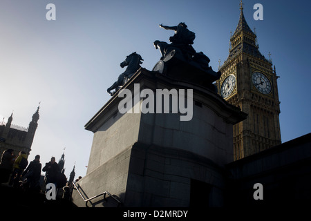 Le Palais de Westminster, la statue de la Reine Boudicca (aussi Boadicea) dans son chariot avec la reine Elizabeth tower (contenant le Big Ben bell) Banque D'Images