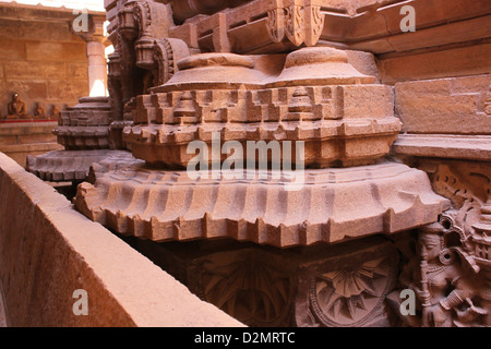 Sculptures en grès jaune décorative complexe au temple de Jain jaisalmer Rajasthan Inde Banque D'Images