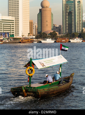 Un Abra la traversée du Creek à Dubaï Banque D'Images