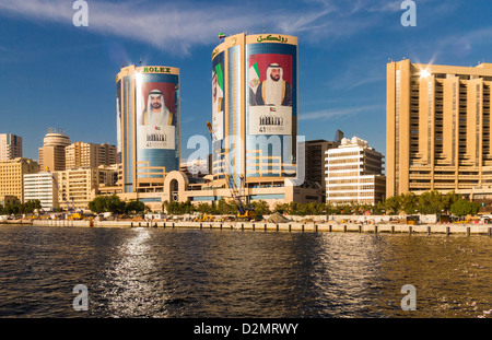 Les tours jumelles de Deira, Dubaï, avec grands écrans sur les côtés - à l'ensemble de la Crique de Dubaï Banque D'Images