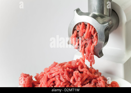 Machine avec hachoir à viande hachée fraîche Banque D'Images