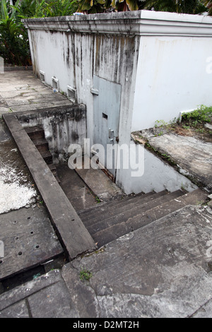 C'est une photo de l'escalier en béton qui descendent dans une salle souterraine ou une grotte. C'est une vieille construction qui s'effondre Banque D'Images