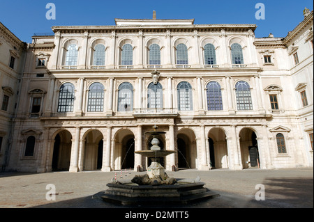 Rome. L'Italie. Vue de la 17e siècle Baroque Palazzo Barberini sur Via Barberini au Quirinal. Banque D'Images