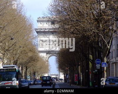 L'Arc de Triomphe de l'Etoile est un monument célèbre situé à Paris, en France. Construit pour honorer ceux qui ont combattu et sont morts pour la France, il est l'un des monuments les plus emblématiques de la ville, symbolisant la fierté nationale française et l'histoire militaire. Banque D'Images