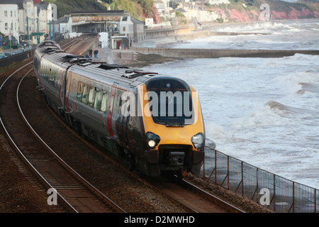 Une locomotive diesel passe par Exmouth sur la célèbre ligne de chemin de fer côtière méridionale Brunel Banque D'Images