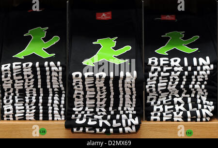 T-shirts avec le vert Ampelmännchen sont représentés dans la boutique Ampelmann au Gendarmenmarkt à Berlin, Allemagne, 28 novembre 2012. L'Ampelmännchen (peu de trafic Light Man) de l'Est de l'Allemagne a été le premier feu de circulation piétonne et symbole est devenu une icône de la "Ostalgie", une sorte de nostalgie d'Allemands orientaux pour la vie quotidienne dans l'ancienne RDA. Photo : Jens Kalaene Banque D'Images