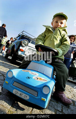 Un garçon conduit une Trabant miniatures à Dessau, Allemagne, 01 avril 2007. Sur l'événement du 50e anniversaire de la Trabant, l'Trabi-Club Dessau un l'ADAC Niedersachsen/Saxe-Anhalt a organisé une réunion sur la place du marché de la vieille ville de Dessau. Autour de 3,7 millions d'Trabis ont été produits en Zwickau de 1957 à 1991. 15 ans après la dernière Trabant a été produit, il y a encore beaucoup sur les routes de l'Allemagne. L'administration des transports fédéral comptait 50,000 voitures en Allemagne de l'Est. Photo : Arno Burgi Banque D'Images