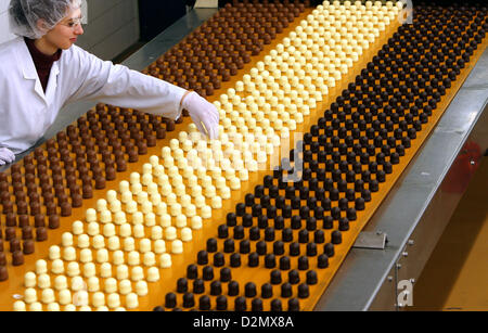 Mini "Chocolat Kisses' recouverte de différents types de chocolat sur la ligne de production sont supervisés par Stefanie Hinze à Grabower Süsswaren GmbH à Grabow, Allemagne, 03 février 2006. En ce moment, la société est le plus grand producteur de guimauves enrobées de chocolat à traite en Allemagne. Fondée il y a 170 ans, il a commencé à produire le "chocolat Kisses' autour de 50 ans. En 1996, Otto Lithardt ont acheté l'entreprise et aujourd'hui, elle dispose de quatre sites de production et 600 employés qui font un revenu annuel qui va jusqu'à environ 100 millions d'euros. Photo : Jens Büttner Banque D'Images