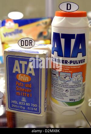 L'agent de nettoyage ATA est représentée dans sa vieille (l) et de nouveaux emballages dans une petite exposition au 1. Ostproduktemesse Norddeutschen (Salon des produits est-allemands) à Schwerin, Allemagne, 20 février 2004. Photo : Jens Büttner Banque D'Images
