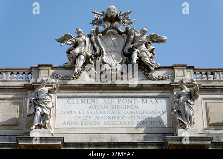 Rome. L'Italie. Sur le dessus de la fontaine de Trevi façade est le gigantesque des armoiries du pape Clément XII qui a commandé la construction. Banque D'Images