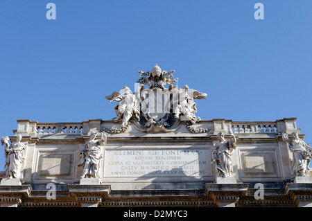 Rome. L'Italie. Sur le dessus de la fontaine de Trevi façade est le gigantesque des armoiries du pape Clément XII qui a commandé la construction. Banque D'Images