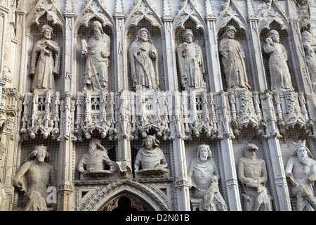 Les figures sur la porte ouest de la cathédrale d'Exeter, Exeter, Devon, Angleterre, Royaume-Uni, Europe Banque D'Images