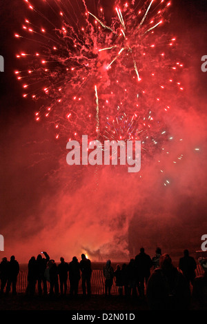 Des villageois à firework display, Widecombe-dans-la-lande, Dartmoor, dans le Devon, Angleterre, Royaume-Uni, Europe Banque D'Images