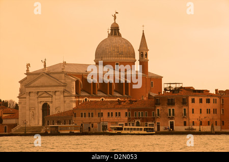 Il Redentore église datant de 1576, sur l'île de Giudecca, et Canal Giudecca avec le vaporetto, au coucher du soleil, Venise, Vénétie, Italie Banque D'Images
