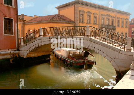 Pont sur canal avec bateau de marchandises, Venise, UNESCO World Heritage Site, Vénétie, Italie, Europe Banque D'Images