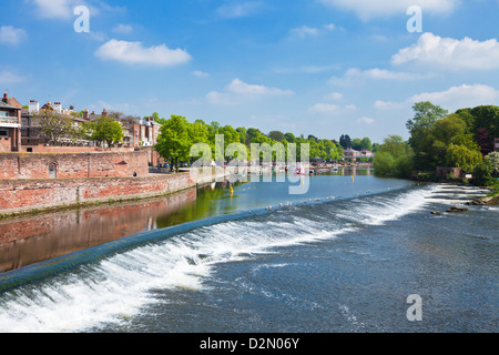 Chester Weir traversant la rivière Dee à Chester, Cheshire, Angleterre, Royaume-Uni, Europe Banque D'Images