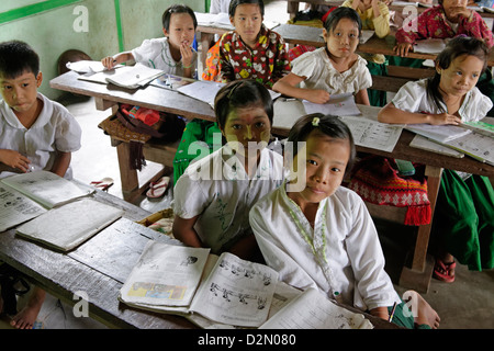 L'école primaire, Thet Kel Kyin village, zone indaw. La Division de Sagaing, République de l'Union du Myanmar (Birmanie), l'Asie Banque D'Images