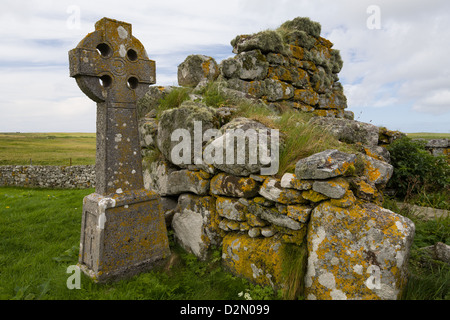 La croix couverte de lichen et mur à Tobha Mor Banque D'Images