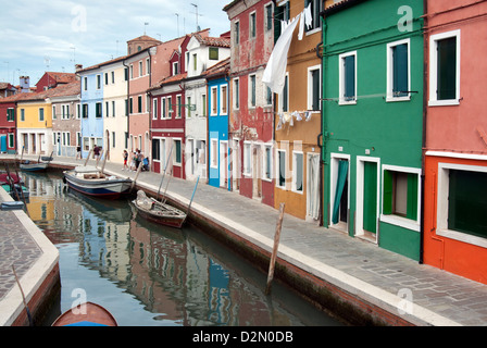 Maisons au bord de l'eau, Venise, Burano, UNESCO World Heritage Site, Vénétie, Italie, Europe Banque D'Images