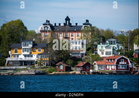 Zone construite avec des maisons de la famille autour d'une ancienne installation militaire sur l'île de l'archipel de Stockholm à Vaxholm Rindö Banque D'Images