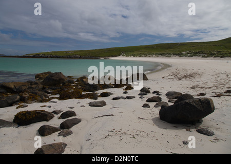 Une belle plage de sable et de rochers sur l'île de Barra dans les Hébrides extérieures Banque D'Images