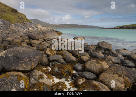 Une belle plage de sable et de rochers sur l'île de Barra dans les Hébrides extérieures Banque D'Images