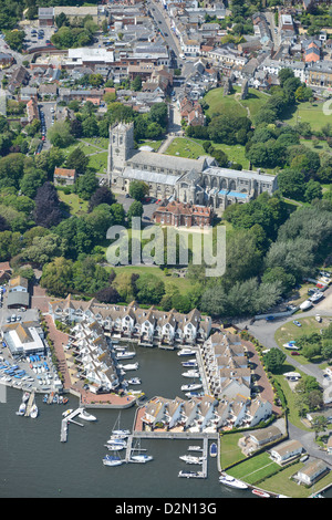 Photographie aérienne du port de plaisance et de l'Église à Christchurch Dorset Banque D'Images