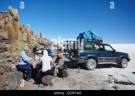 Les touristes de manger le déjeuner à Isla del Pescado (l'Île du poisson) sur le Salar de Uyuni (Salines d'Uyuni), Potosi, Bolivie Ministère Banque D'Images