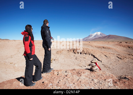 Couple looking at volcano sur l'Altiplano, Potosi, Bolivie, Ministère de l'Amérique du Sud Banque D'Images