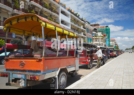 Tuk Tuks, Sisowath Quay restaurants à l'extérieur, Phnom Penh, Cambodge, Indochine, Asie du Sud, Asie Banque D'Images