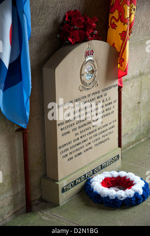 Le monument aux pilotes et l'équipage du 617 Escadron de la RAF à dambuster Derwent barrage, qui a été utilisé pour la pratique pendant la Seconde Guerre mondiale 2 Banque D'Images