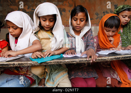 Les filles qui étudient dans une medersa (école coranique), Fatehpur Sikri, Uttar Pradesh, Inde, Asie Banque D'Images