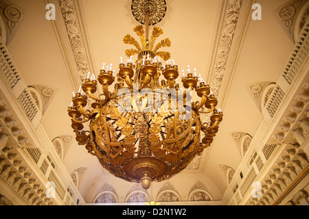 La lumière au plafond dans salle d'armes, Palais d'hiver, Musée de l'Ermitage, Saint-Pétersbourg, Russie, Europe Banque D'Images