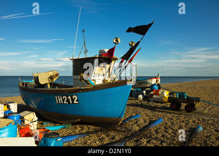 Bateau de pêche et des filets sur le front de plage de galets de cette populaire station balnéaire préservée, Aldeburgh, Suffolk, Angleterre, RU Banque D'Images