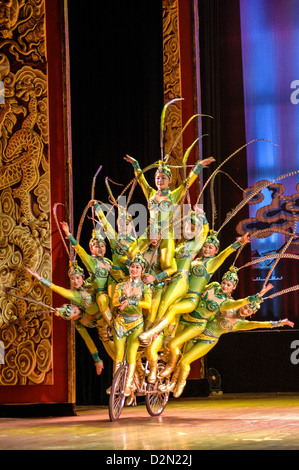 L'équilibre sur acrobates chinois un vélo durant la performance dans un théâtre à Beijing, Chine Banque D'Images