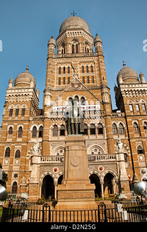 Bombay Mumbai BMC Brihan Corporation municipale et statue de Sir Pherozshah Mehta Inde D N Road Banque D'Images