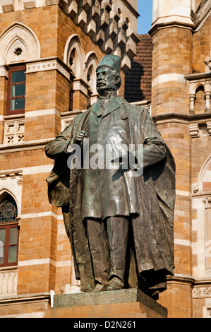 Bombay Mumbai BMC Brihan Corporation municipale et statue de Sir Pherozshah Mehta Inde D N Road Banque D'Images