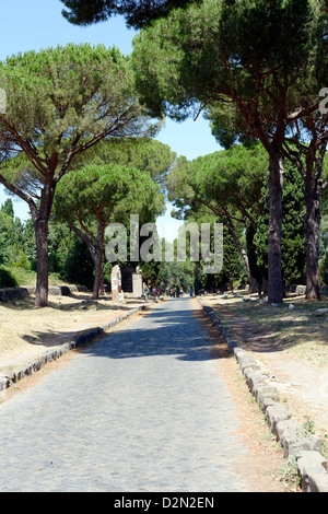 L'Italie. Image de l'ancienne voie romaine la Voie Appienne (Via Appia Antica) dans le sud de Rome et un grand exploit d'ingénierie Romaine Banque D'Images