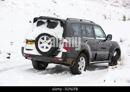 Une voiture bloquée sur Wrynose Pass dans le district du lac à 1 300 pieds. Banque D'Images