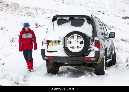 Une voiture bloquée sur Wrynose Pass dans le district du lac à 1 300 pieds. Banque D'Images