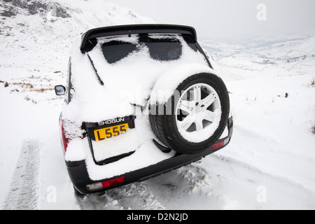 Une voiture bloquée sur Wrynose Pass dans le district du lac à 1 300 pieds. Banque D'Images