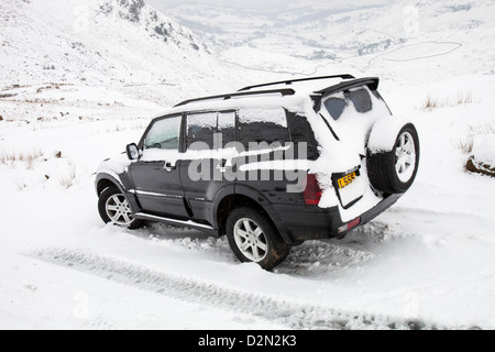 Une voiture bloquée sur Wrynose Pass dans le district du lac à 1 300 pieds. Banque D'Images