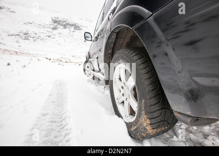 Une voiture bloquée sur Wrynose Pass dans le district du lac à 1 300 pieds. Banque D'Images