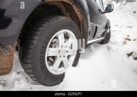 Une voiture coincé sur le sommet de Wrynose Pass dans le district du lac à 1 300 pieds. Banque D'Images