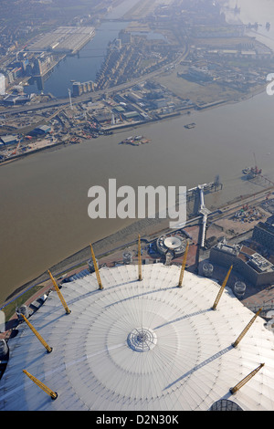 Image aérienne avec l'O2 au premier plan à la recherche sur la Tamise vers London City Airport Banque D'Images