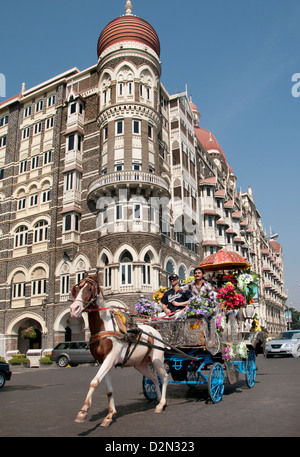 La calèche sur une excursion autour de Colaba Mumbai en face de theTaj Mahal Palace Hotel Mumbai ( Bombay ) l'Inde Banque D'Images