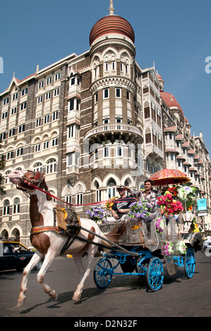 La calèche sur une excursion autour de Colaba Mumbai en face de theTaj Mahal Palace Hotel Mumbai ( Bombay ) l'Inde Banque D'Images